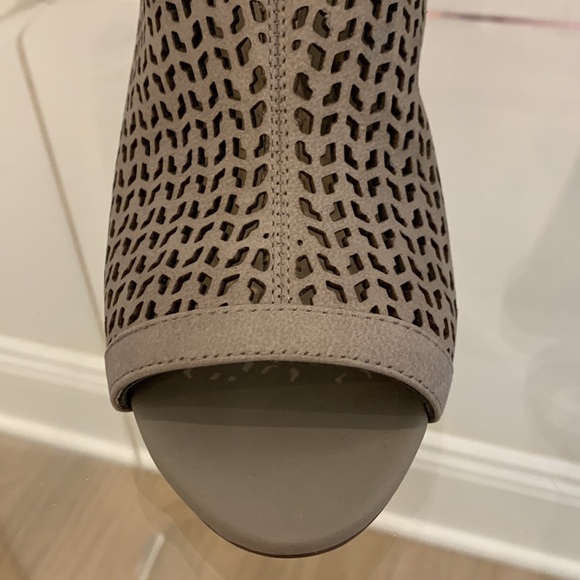 Vince Camuto  perforated open toe shooties - Picture 6 of 9